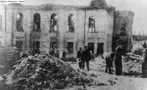 28 giugno 1941: La sinagoga di Białystok data alle fiamme e distrutta. 