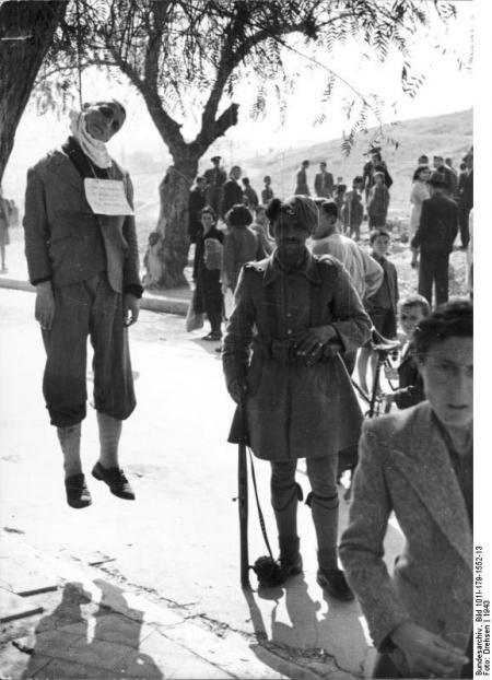 Uno dei santi obblighi dei Tagmatasfalites: Impiccagione di un partigiano antifascista.