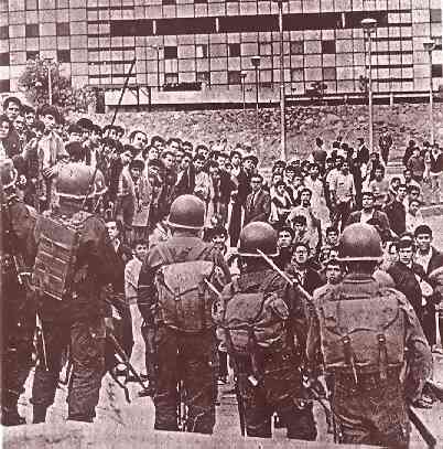 Città del Messico. Tlatelolco, Plaza de las Tres Culturas, 2 ottobre 1968. La rivolta studentesca, la repressione militare.