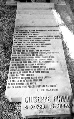 La tomba di Pinelli nel cimitero di Turigliano, a Carrara.