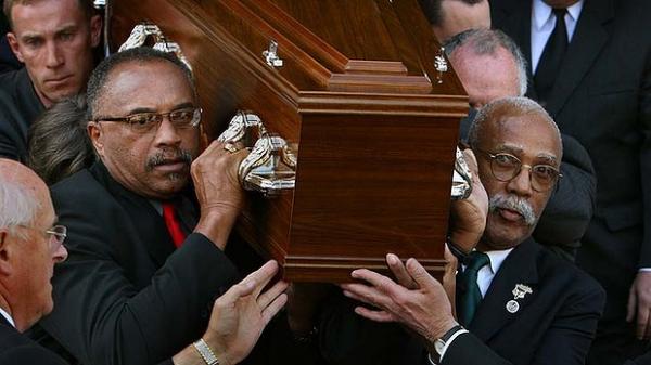 Tommie Smith e John Carlos trasportano la bara di Peter Norman al suo funerale nel 2006