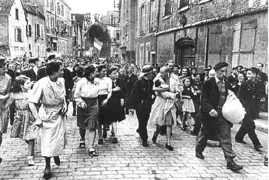 Settembre 1944: Una presunta collaborazionista viene fatta sfilare rasata a zero per le vie di Chartres. La foto è del grande Robert Capa.