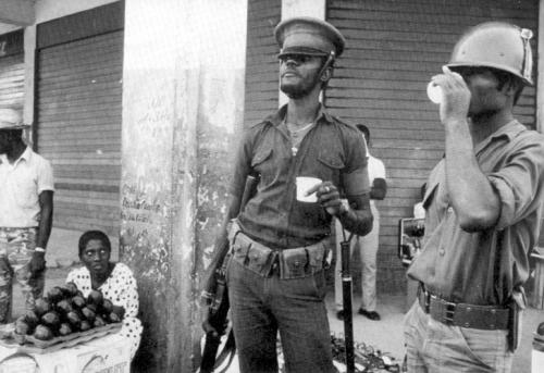 Soldato e paramilitare “Tonton Macoute” ad ‎Haiti durante la dittatura dei Duvalier ‎