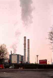 le 'Le torri di fumo' di Piacenza, che viste dall'A1 ispirarono (si dice) a Guccini 'Il vecchio e il bambino'.