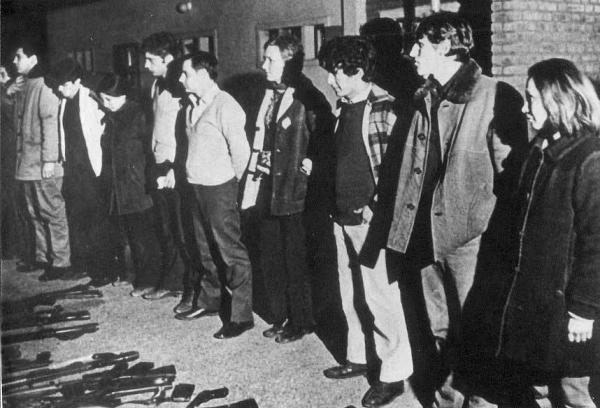 15 agosto 1972. Carcere di Rawson, Chubut, ‎Patagonia argentina. I prigionieri si arrendono dopo il parziale fallimento di un tentativo di evasione ‎di massa. Verranno quasi tutti giustiziati qualche giorno dopo.‎