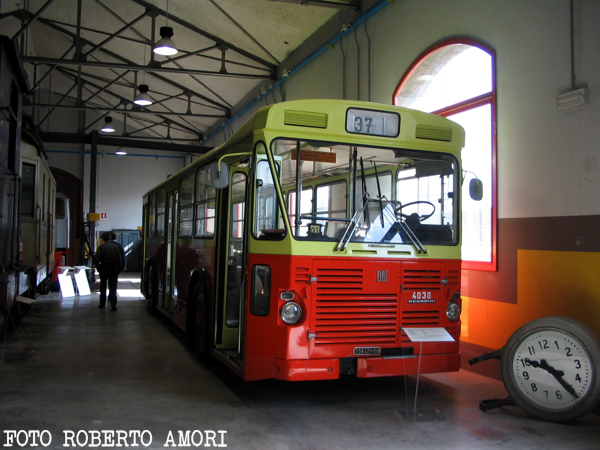 Un autobus della linea 37 nel deposito storico dell'Azienda Trasporti Bolognese, con accanto un orologio della stazione fermo alle 10,25.