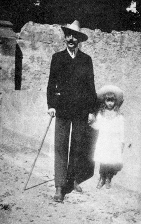 Trilussa a passeggio con la figlia di un'amica. Dalla foto risulta la spropositata statura del poeta, che calzava scarpe n° 48.