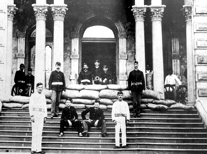 Hawaii, 1893. Soldati statunitensi presidiano il Iolani Palace, il palazzo reale hawaiano ad Honolulu.