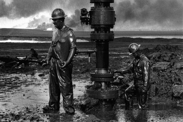 First Gulf War, 1991, ‎tecnici petroliferi canadesi riparano un pozzo kuwaitiano bombardato, foto di Sebastião Salgado.‎