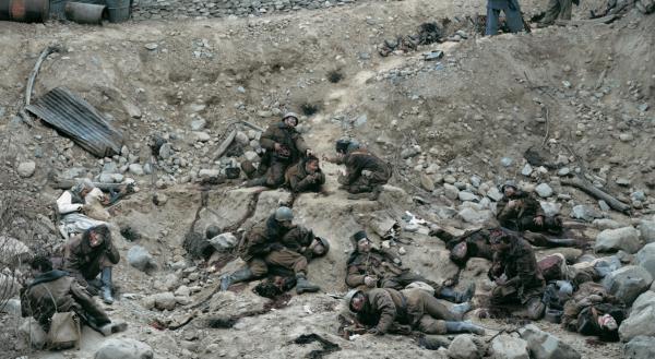 Dead Troops Talk (A vision after an ambush of a Red Army patrol, near Moqor, Afghanistan, winter 1986), fotografia di Jeff Wall.