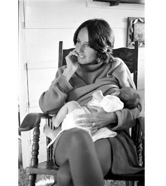 Joan Baez con il figlio Gabriel Harris, nato mentre il padre era detenuto per renitenza alla leva