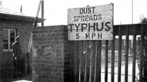 L'immagine non proviene da Dachau, ma da Bergen-Belsen dopo la liberazione. Un avviso del comando alleato avverte che "la polvere diffonde il tifo a 5 miglia all'ora."