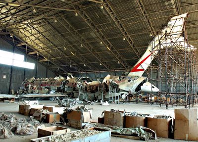I resti del DC9 ricomposti nell'hangar della base militare di Pratica Di Mare, con gli scatoloni contenenti gli oggetti recuperati.