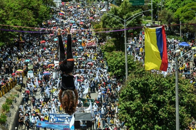Un manifestante appeso a uno slackline durante le proteste contro il governo di Iván Duque a Medellín, Colombia. Foro JOAQUIN SARMIENTO / AFP