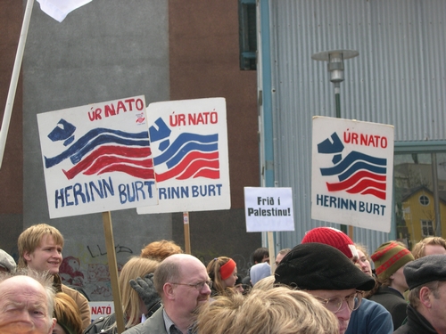 Reykjavík, 1° maggio 2004. "Via dalla NATO, via l'esercito, Pace in Palestina". Reykjavík, 1st May 2004. "Away from NATO, army away, peace in Palestine!"