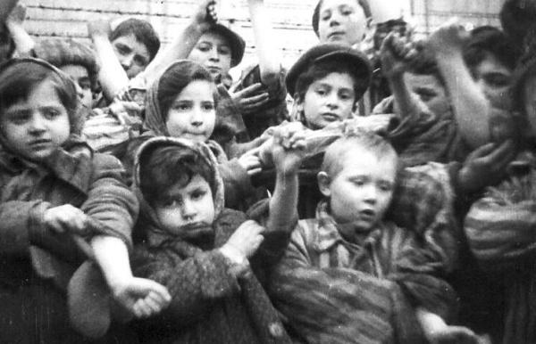 <br />
Bambini prigionieri ad Auschwitz subito dopo la liberazione del campo.