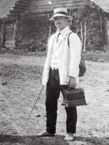 Armas Otto Väisänen nel 1913 (con quel che sembra un incisore di cilindri fonici)