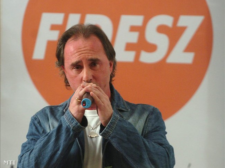 Miklós Varga canta per il partito di Orbán (foto ripresa dalla rivista Magyar Narancs)