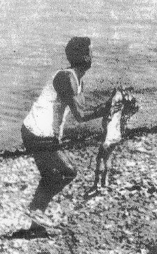 Un superstite tiene una bambina con la testa ciondoloni Pola, 18 Agosto 1946