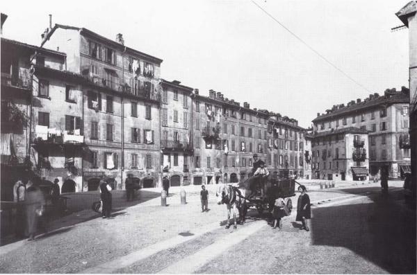Piazza Vetra in una foto ottocentesca. E' senz'altro l'aspetto che aveva all'epoca di questa canzone.