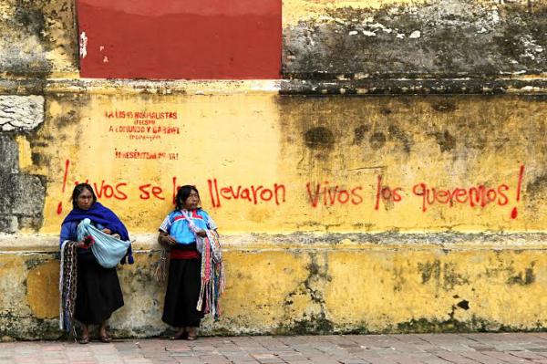 ¡Vivos se los llevaron, vivos los queremos!