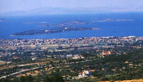 La città di Vourlà (Urla) con la prospiciente isola di Karantına. Il nome dell'isola deriva da un centro portuale di quarantena fondato dai francesi nel 1865.