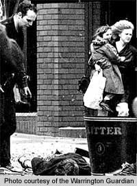 Warrington, Cheshire, 20 marzo 1993. Il corpo di Tim Parry dopo l'attentato. Tim Parry's dead body after Warrington bombing.