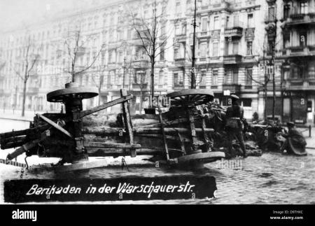 Berlino 1919: Barricate nella Warschauer Strasse ("Via Varsavia" !)