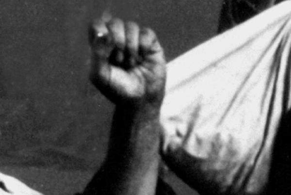 e il dettaglio della mano dell’uomo.