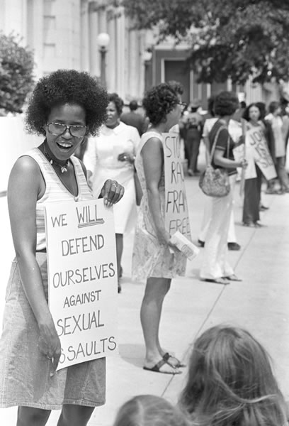 Manifestazioni per la liberazione di Joan Little: “Noi ci difenderemo dagli stupri!”