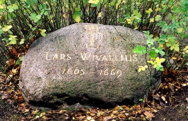 La pietra tombale di Lars Wivallius al Sofia-Katarina-kyrkogård di Stoccolma. Del poeta non si conoscono immagini. Curiosamente, ma significativamente, accanto a lui è sepolto Cornelis Vreeswijk.