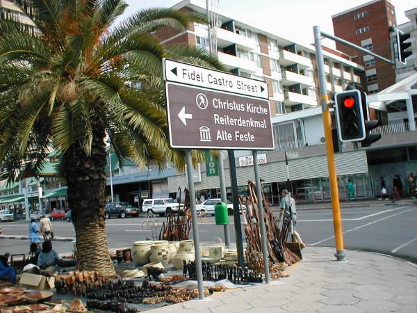 Un angolo di Windhoek oggi: segnaletica completamente in tedesco in via Fidel Castro, mentre sotto una palma si tiene il mercatino africano.