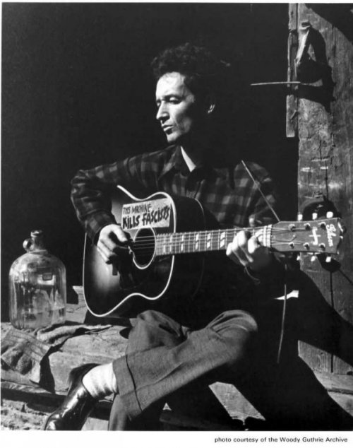 Woody Guthrie.‎