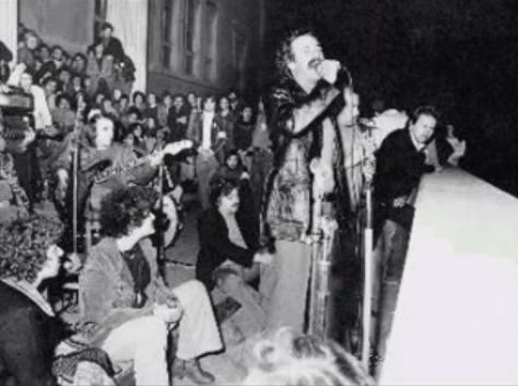 Novembre 1973: Nikos Xylouris tra gli studenti del Politecnico in rivolta.