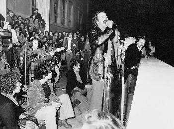 Novembre 1973: Nikos Xylouris canta per gli studenti del politecnico in rivolta.