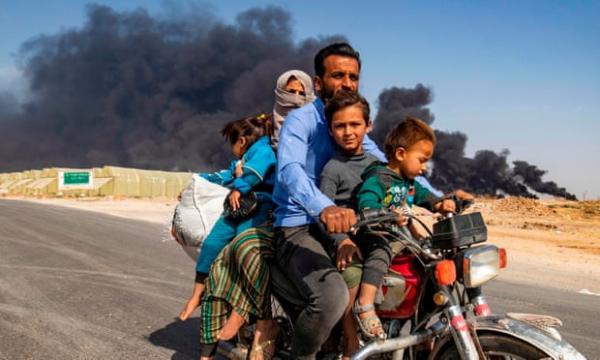 Civili curdi in fuga da Ras al-Ayn