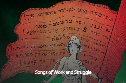 Da yiddishkayt.org. Nell'immagine, sulla bandiera, dall'alto in basso:<br />
1. &ldquo;Lavoratori di tutti i paesi, unitevi!&rdquo;<br />
2. &ldquo;Evviva il Primo Maggio e la giornata lavorativa di 8 ore!&rdquo;<br />
3. &ldquo;Abbasso la guerra, evviva la pace mondiale internazionale!&rdquo;<br />
4. &ldquo;I lavoratori americani e messicani appartengono a una sola classe!&rdquo;