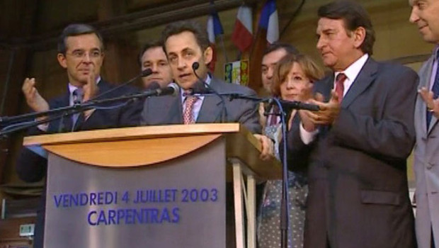 La sera del 4 luglio 2003, Nicolas Sarkozy è a Carpentras. Da lì esulta pubblicamente per l' "arresto dell'assassino del prefetto Érignac"; dietro di lui, la vedova del prefetto.