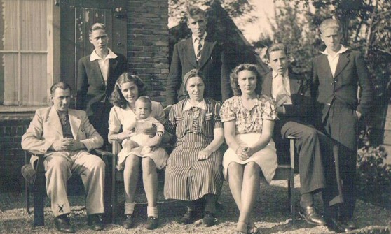 La famiglia Zanoli in una foto degli anni 40: al centro Johana. Henk è il secondo da destra (foto tratta dal sito dello Yad Vashem)
