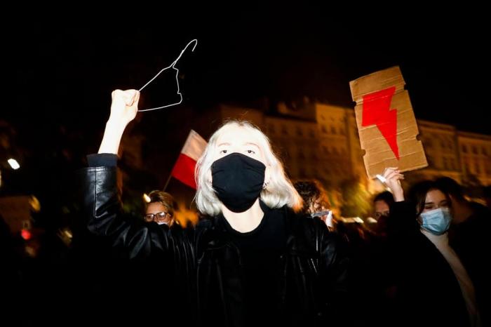 Una protesta contro la sentenza della corte costituzionale sull’aborto a Cracovia, Polonia, 23 ottobre 2020. (Beata Zawrzel, NurPhoto via Getty Images)
